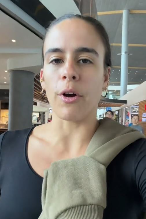 Joven Dominicana denuncia la odisea que ha sufrido con la aerolinea Arajet, sin poder regresar a su país.